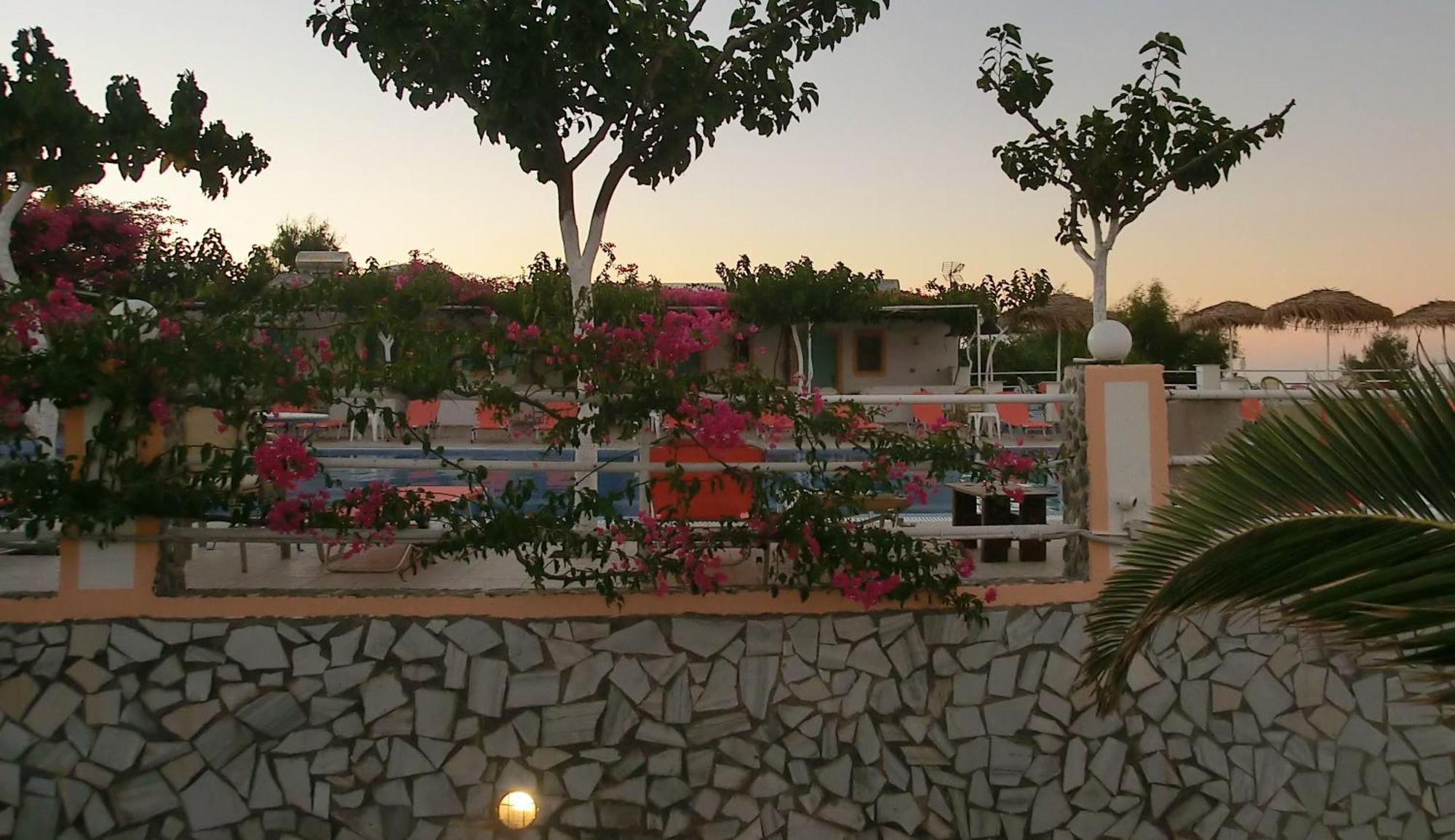 Santorini Camping&Hostel Fira  Dış mekan fotoğraf